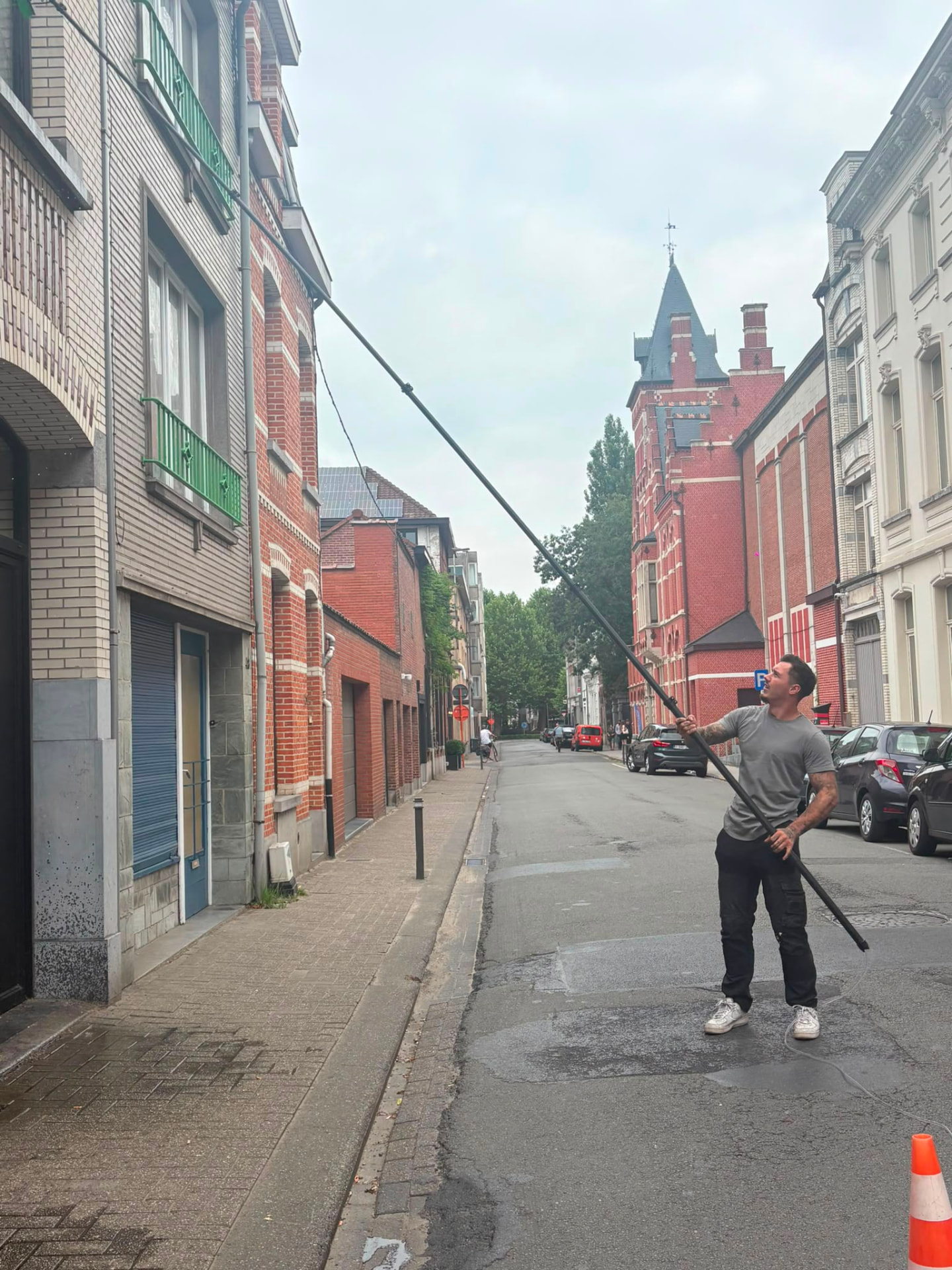Ramenwasser met telescoopsteel aan het werk
